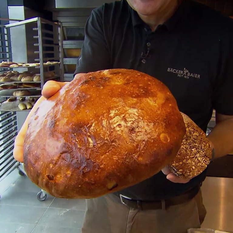 Jochen Baier präsentiert frisch gebackenes Brot (Foto: SWR)