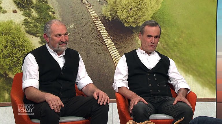 Thomas Kipp und Hartmut Brückner sind Schiltacher Flößer. Sie sitzen bei einem Interview im Landesschau-Studio (Foto: SWR)