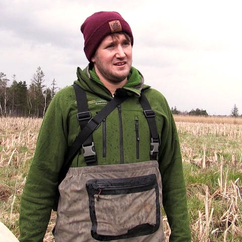 Biologe Moritz Ott ist im Moor unterwegs auf der Suche nach Moorfröschen