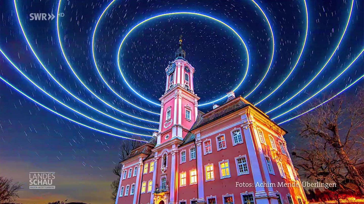 Foto einer Langzeitbelichtung mit Lichtkreisen um einen Turm (Foto: SWR)
