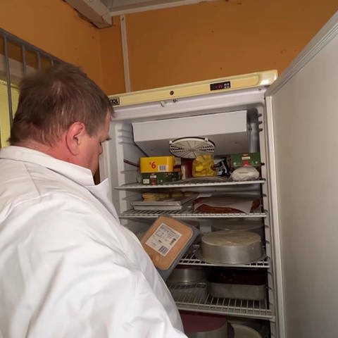 Lebensmittelkontrolleur Michael Ring überprüft einen Kühlschrank