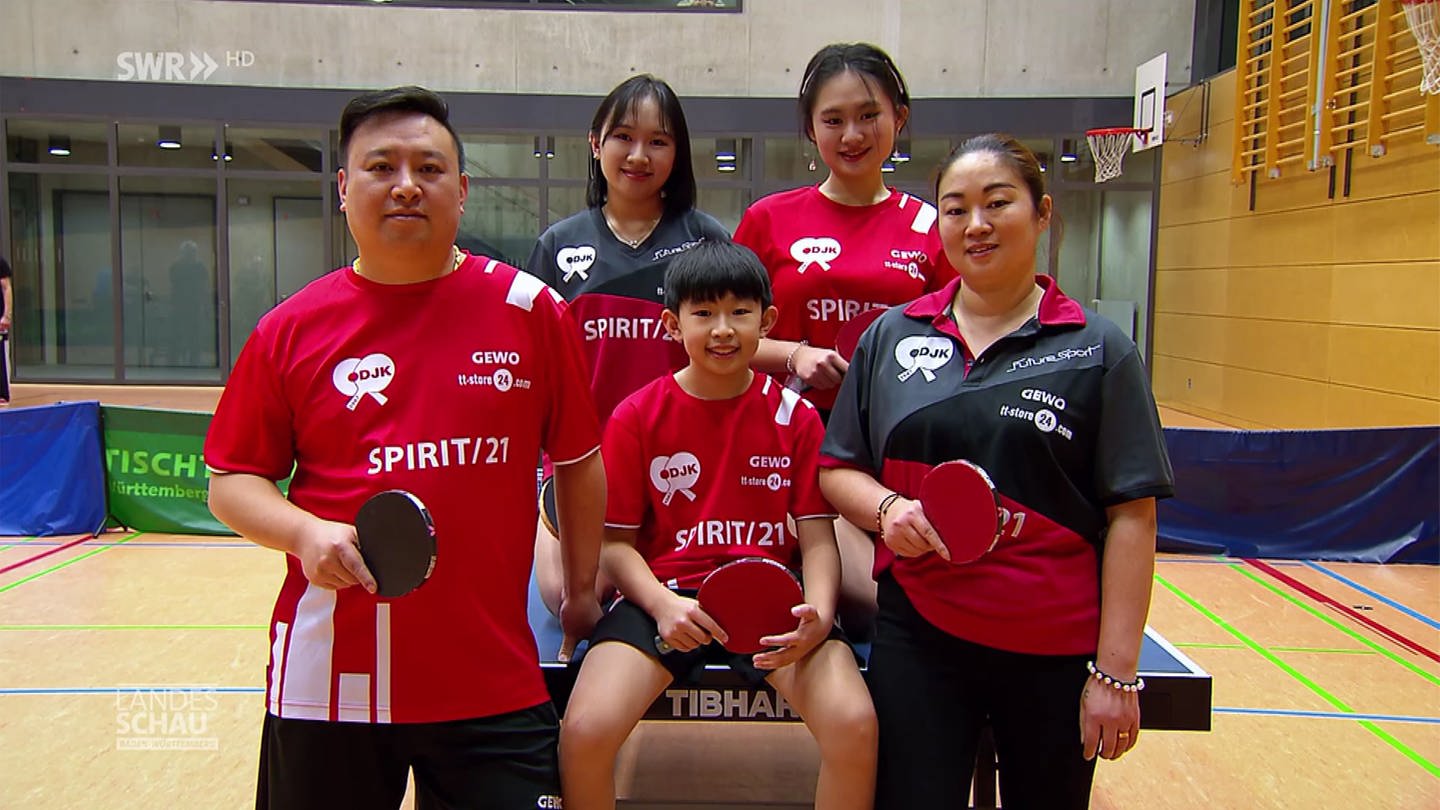 Familie Xu in der Sporthalle (Foto: SWR)