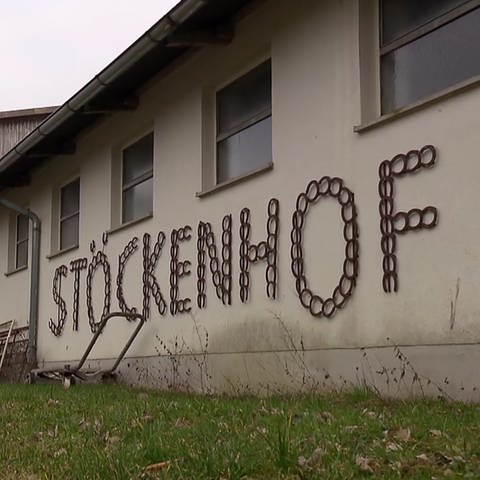 Schriftzug "Stöckenhof" auf dem Gebäude vom Bauernhof