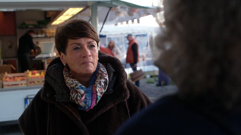 Sonja Faber-Schrecklein steht vor einem Stand auf dem Markt in Kirchheim unter Teck