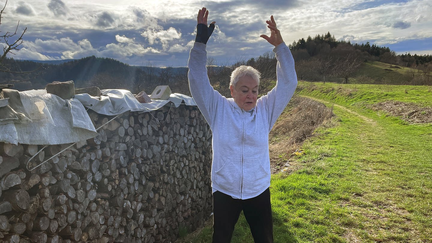 Die 85-jährige Christa Melloh macht Sport im Freien (Foto: SWR)