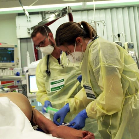 Ärztin in der Notaufnahme legt Patienten Zugang (Foto: SWR)