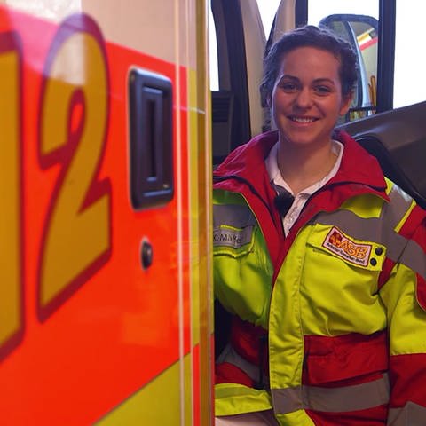 Sanitäterin Kristin Mäffert neben Krankenwagen (Foto: SWR)