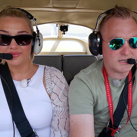 Stadt + Land = Liebe: Bianca und Christian sitzen in einem Flugzeug