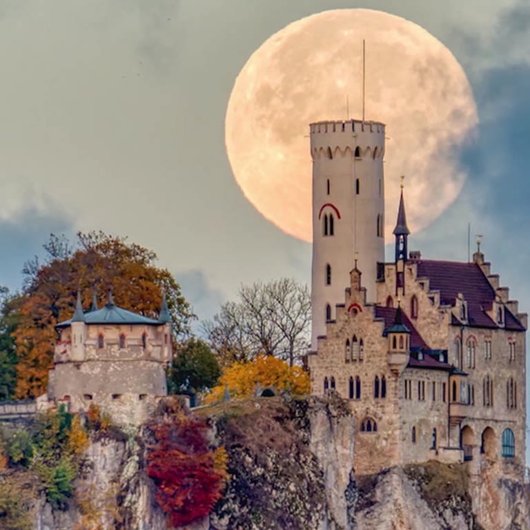 Eindrucksvolles Foto des Schlosses Lichtenstein mit dem Mond dahinter