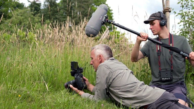 Robert Brinkmann und sein Sohn Paul Köhler sind Tierfilmer. Sie sind mit Kamera und Mikrofon im Gelände unterwegs. (Foto: SWR)