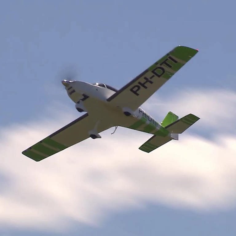 Das Flugezeug von Dirk Drees und Thomas Gervens in der Luft