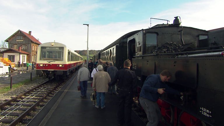 Von Münsingen nach Enstingen kann man mit der historischen Dampflok der Schwäbischen Alb-Bahn fahren. (Foto: SWR)