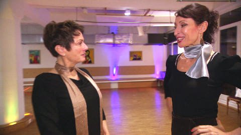 Sonja Faber-Schrecklein unterhält sich  mit einer Tangolehrerin (Foto: SWR)