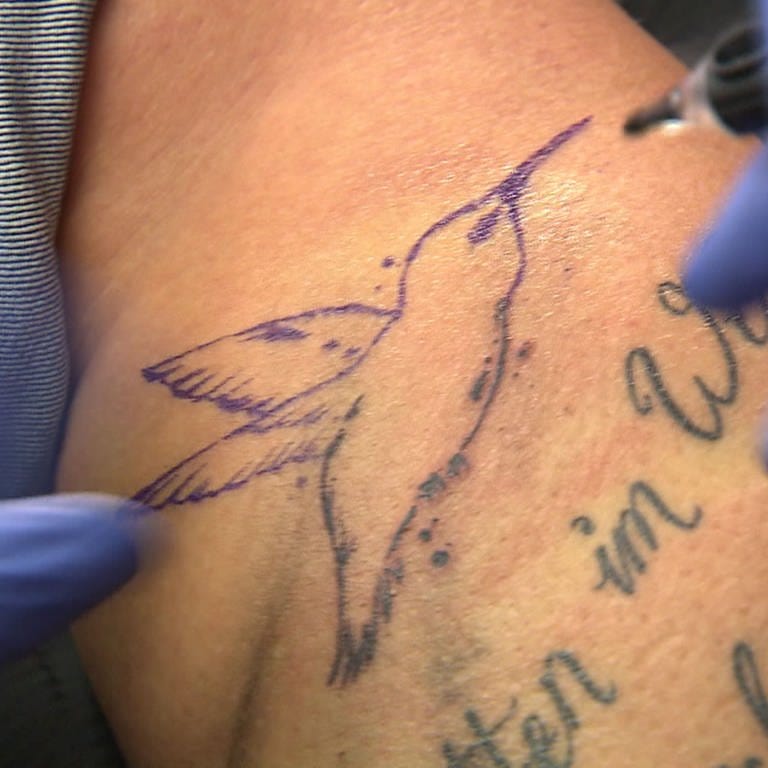 Ein Tattoo in Form eines Kolibris wird gestochen (Foto: SWR)