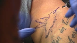 Ein Tattoo in Form eines Kolibris wird gestochen (Foto: SWR)