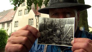 Axel Gagstätter hält Foto von Explosion in Pulvermühle Adolzfurt hoch (Foto: SWR)