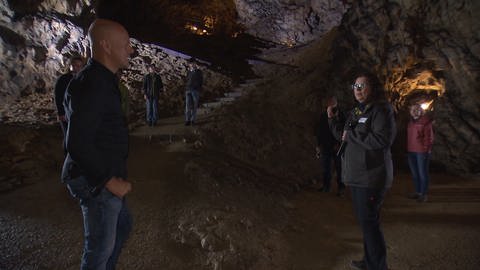 Menschen stehen in einer Höhle (Foto: SWR)