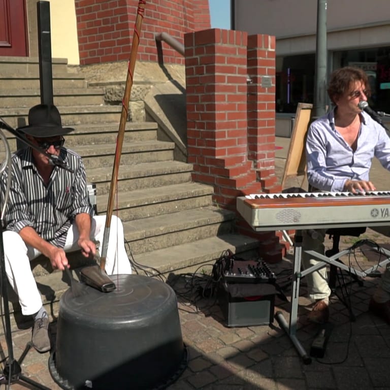 Zwei Musiker spielen im Freien (Foto: SWR)
