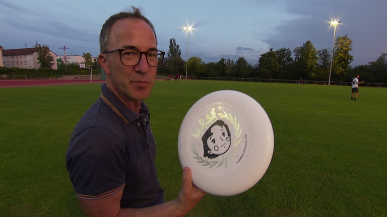 Jürgen Hörig hält ein Frisbee