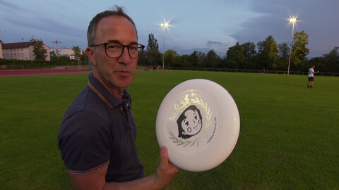 Jürgen Hörig hält ein Frisbee (Foto: SWR)