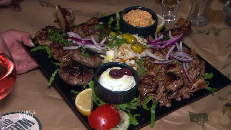 Griechisches Essen mit Fleisch und Gemüse (Foto: SWR)