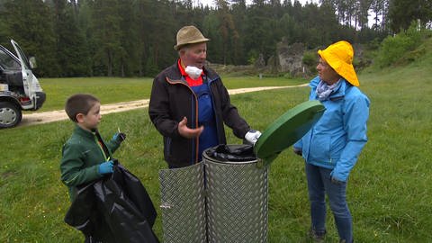 Mann leert Mülleimer im Wental (Foto: SWR)