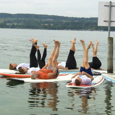Menschen machen Yoga auf einem Surfbrett (Foto: SWR)