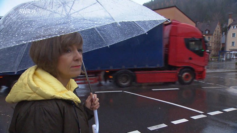 Annette Krause beobachtet den Durchgangsverkehr in Schramberg (Foto: SWR)