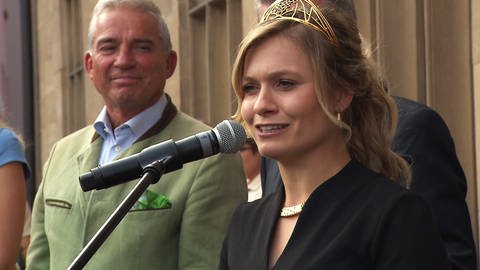 Carolin Klöckner hält eine Rede als Deutsche Weinkönigin (Foto: SWR)