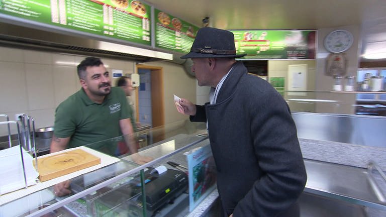 Axel Gagstaetter in Kebab Imbiss (Foto: SWR)