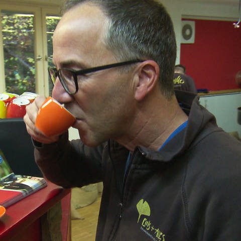 Jürgen Hörig probiert fair produzierte Kaffee aus Welzheim (Foto: SWR)