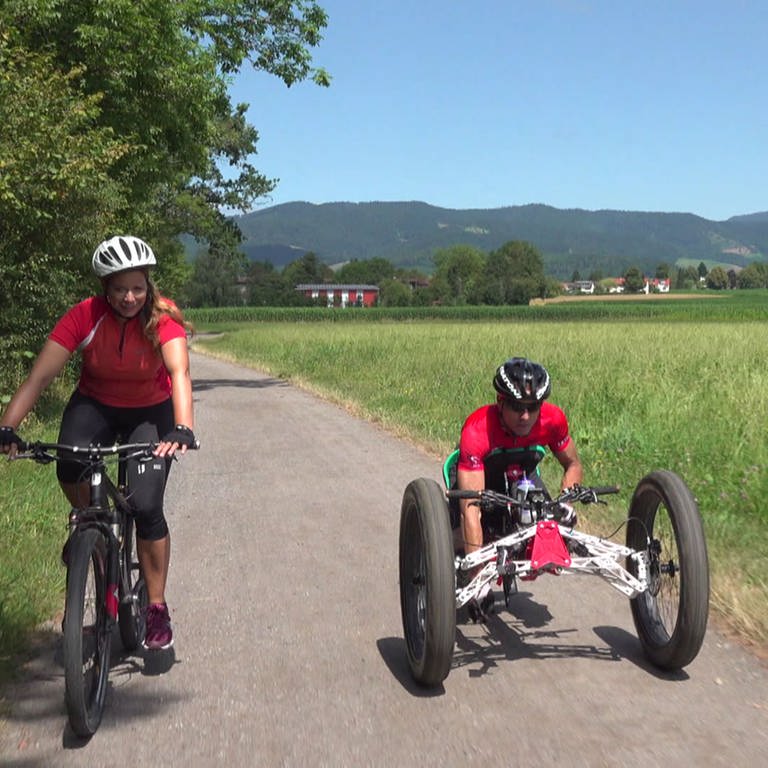 Kristin Haub und Benny Rüdiger auf dem FahrradHandbike (Foto: SWR)