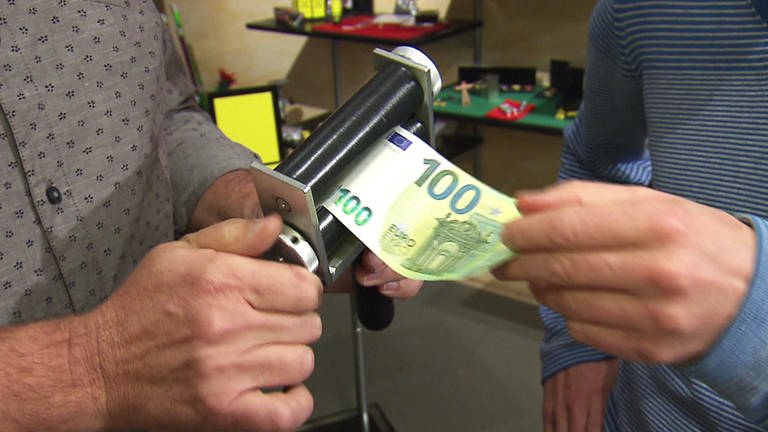 Zaubertrick - Geld drucken - 100 Euro Schein läuft durch Walze (Foto: SWR)