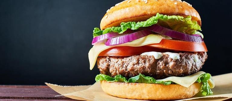 Ein saftiger Cheeseburger. (Foto: Getty Images, Thinkstock -)
