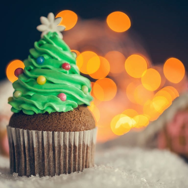 Weihnachtsrezept für Lebkuchenmuffins mit Tannenbaum (Foto: Getty Images, Name des Fotografen: NatashaPhoto)