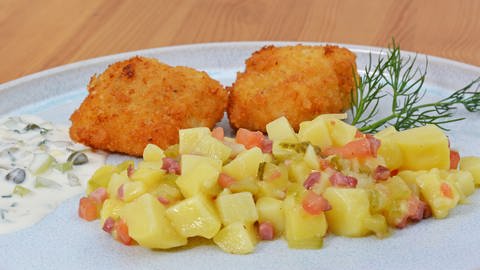 Knusperfisch mit Kartoffelsalat (Foto: Foto: Horst Stetter)