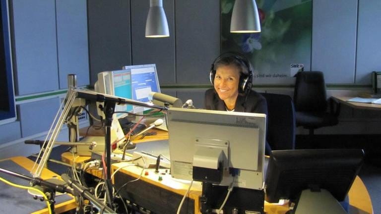 Moderatorin Annette Krause am Mikrofon in einem Radio-Studio