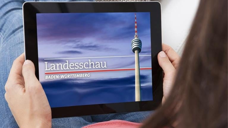 Eine Frau sitzt mit ihrem Tablet-PC auf der Couch und schaut sich eine Sendung der Landesschau Baden-Württemberg an. (Foto: Getty Images, SWR, SWR / Thinkstock - Montage: SWR)