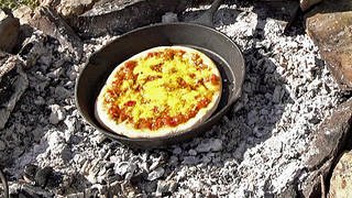 Wildkräuterpizza auf dem Lagerfeuer (Foto: SWR)