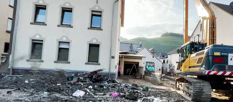 Abriss oder Sanierung? Hochwasser und Schlammassen haben in Dernau viele Häuser stark zerstört. (Foto: SWR)