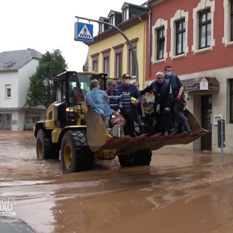 Acht Personen auf Traktor bei Überflutung (Foto: SWR)