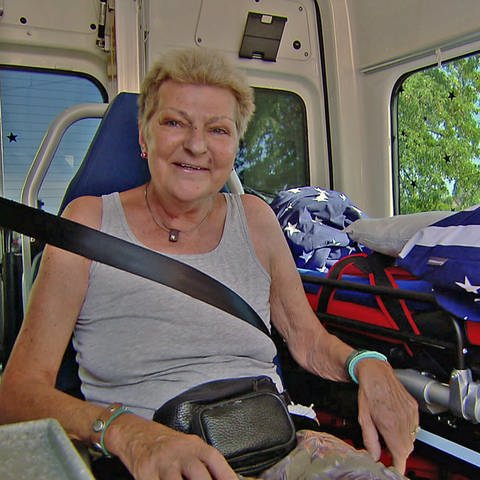 Die schwerkranke Elke Maurer lächelt nach der Fahrt im Wünschewagen. (Foto: SWR)
