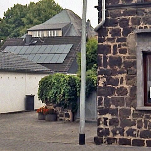 Solaranlagen auf dem Dach neben altem Haus (Foto: SWR)