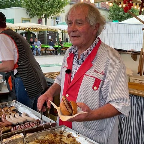 Metzgermeister Rüdiger Lenz ist seit Jahren Teil des Bad Dürkheimer Wurstmarkts. Für viele ist der 83-Jährige mittlerweile eine Institution. (Foto: SWR)