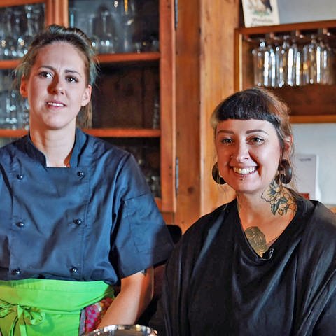 Camille Guiller und Sonja Petzinger stehen für vegane Pfälzer Küche. (Foto: SWR)