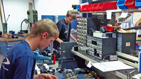 Feinmechaniker in Ausbildung: Willy Rieger und Linus Emmering (Foto: SWR)