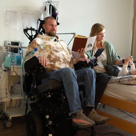 Jan Böhm ist seit einer Infektion dauerhaft an den Rollstuhl gefesselt. (Foto: SWR)
