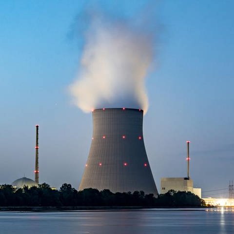 Wasserdampf steigt aus dem Kühlturm von Atomkraftwerk Isar 2 (Foto: tagesschau.de, dpa Bildfunk, Picture Alliance)