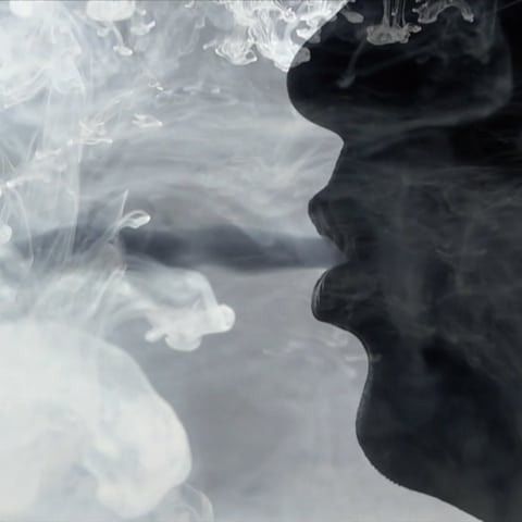 mann raucht einen joint (Foto: SWR)