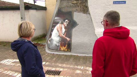 Ein Graffiti-Porträt an einem denkmalgeschützten alten Kamin sorgt in Schwabsburg für Ärger. (Foto: SWR)